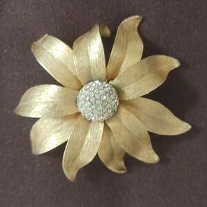 Marvella VTG Gold Daisy Brooch with Rhinestones